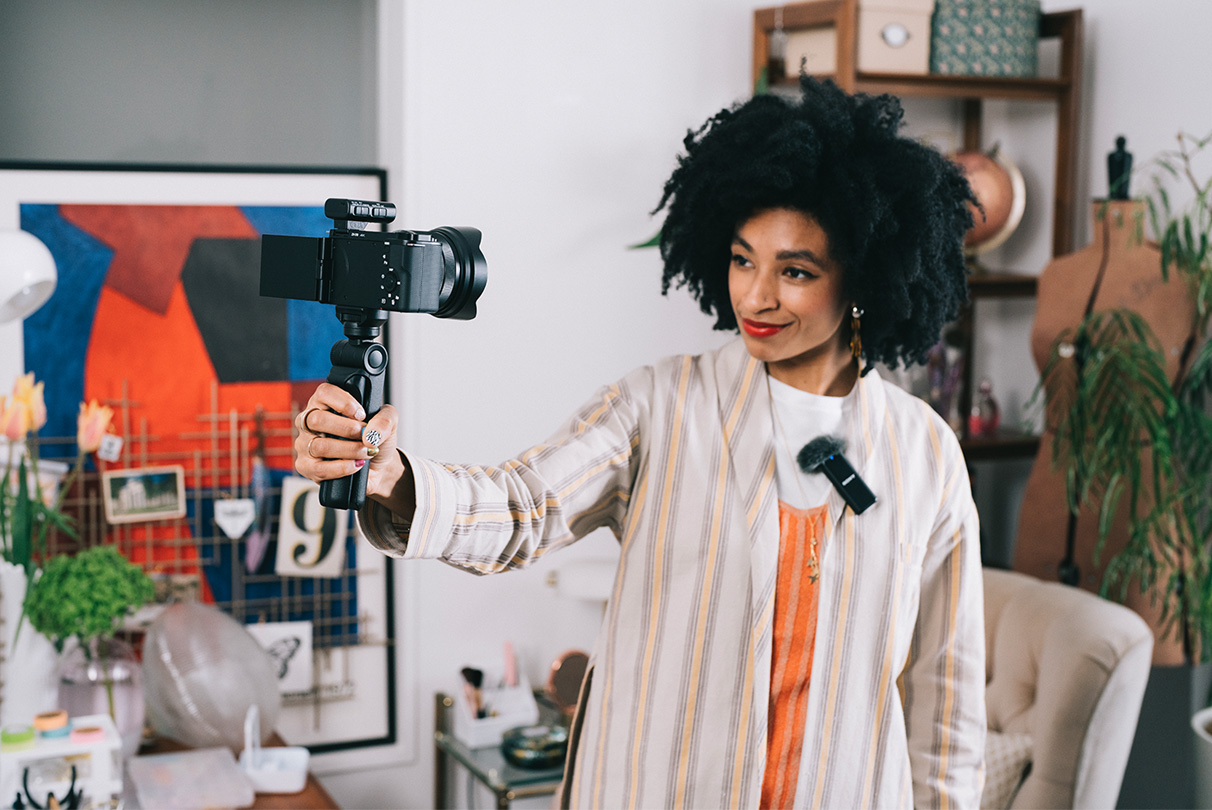 Za razliko od običajnih analognih prenosov zvoka vam nikoli ne bo treba skrbeti glede motenj signala. Povežite ZV-E10 s poljubnim Sonyjevim mikrofonom, ki podpira digitalni zvočni vmesnik prek večvmesniškega nastavka (MI) za digitalen in čist zvok. Svoj priljubljen mikrofon pa lahko povežete tudi prek vtiča za mikrofon, ki je na fotoaparatu, ter tako dobite še boljšo kakovost zvoka.