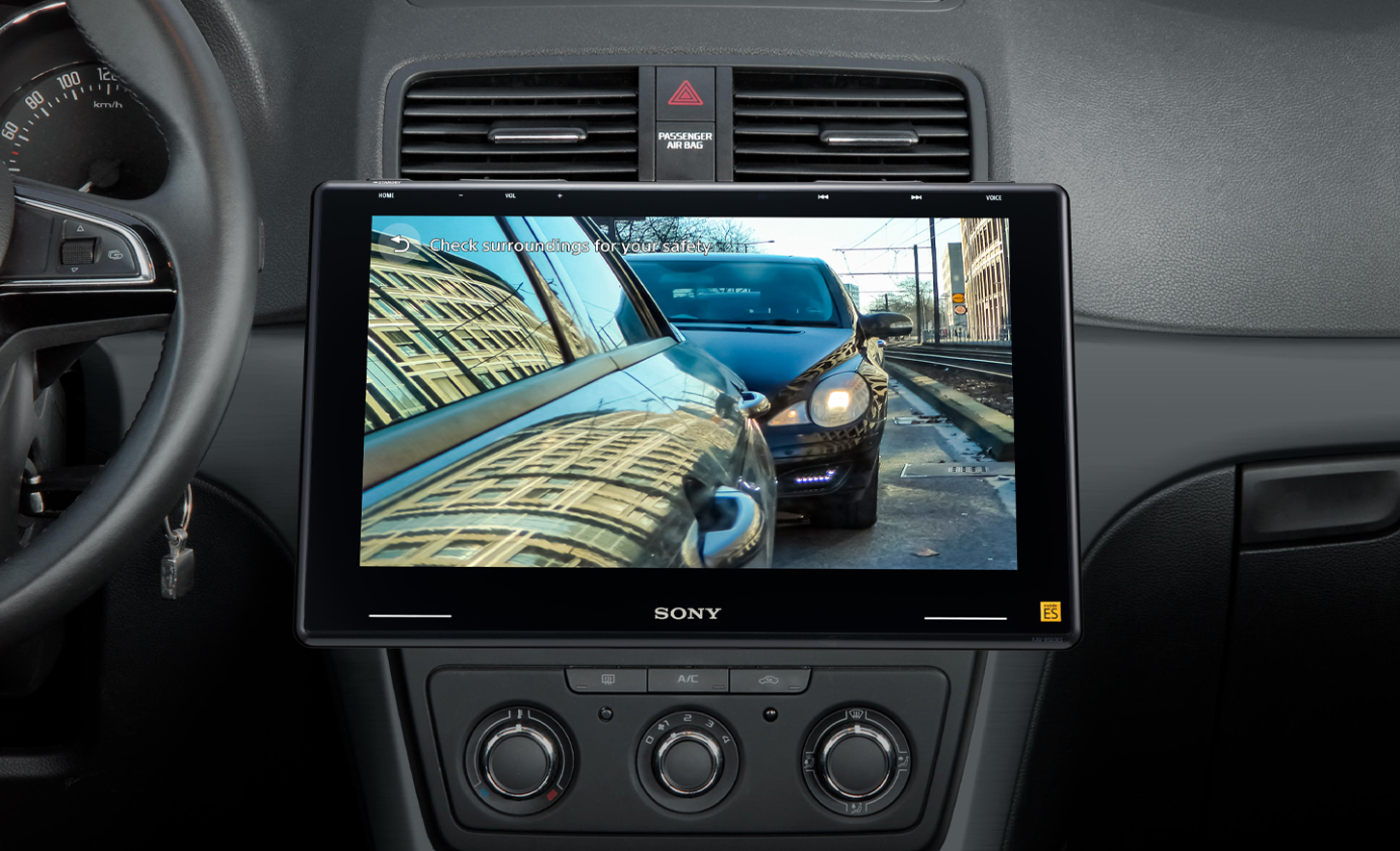 Notranji pogled armaturne plošče avtomobila prikazuje kamero za pomoč pri parkiranju, ki se uporablja z modelom XAV-9550ES
