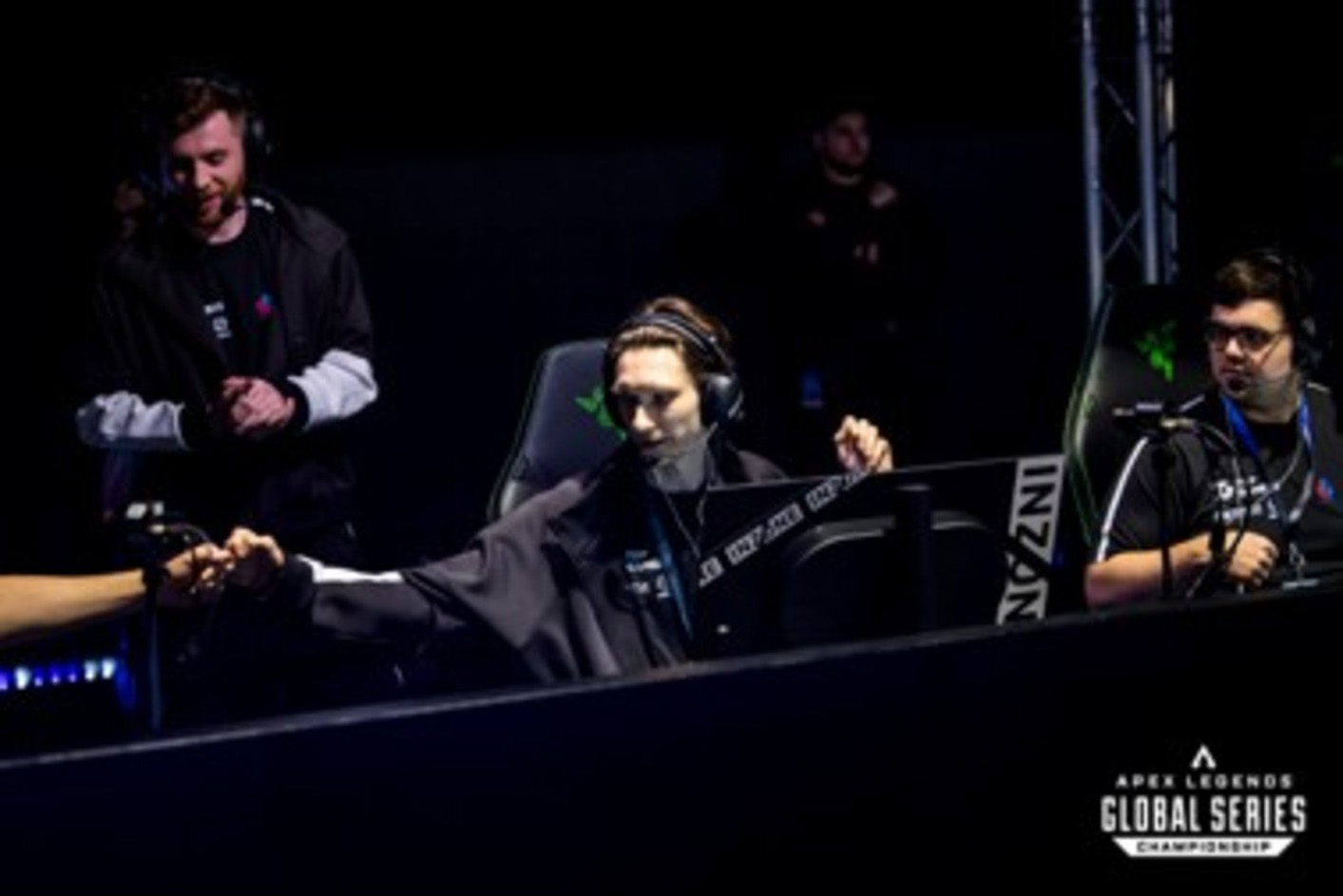 Igralec s pestjo pozdravlja drugega igralca