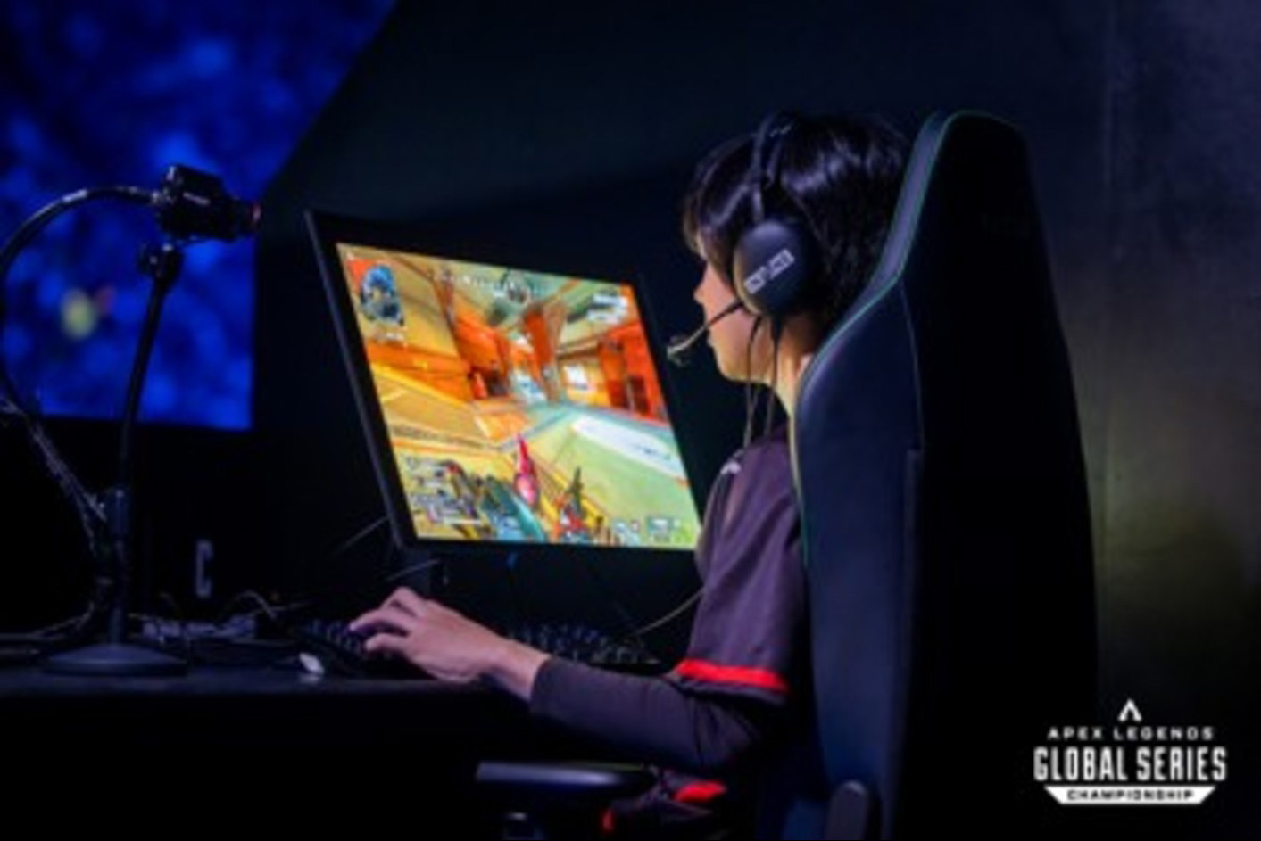 Igralec na dan tekme, ki uporablja igralni monitor INZONE M10S in igralne slušalke INZONE H9 II